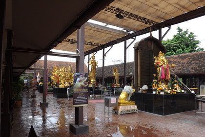 店内から見える象神廟